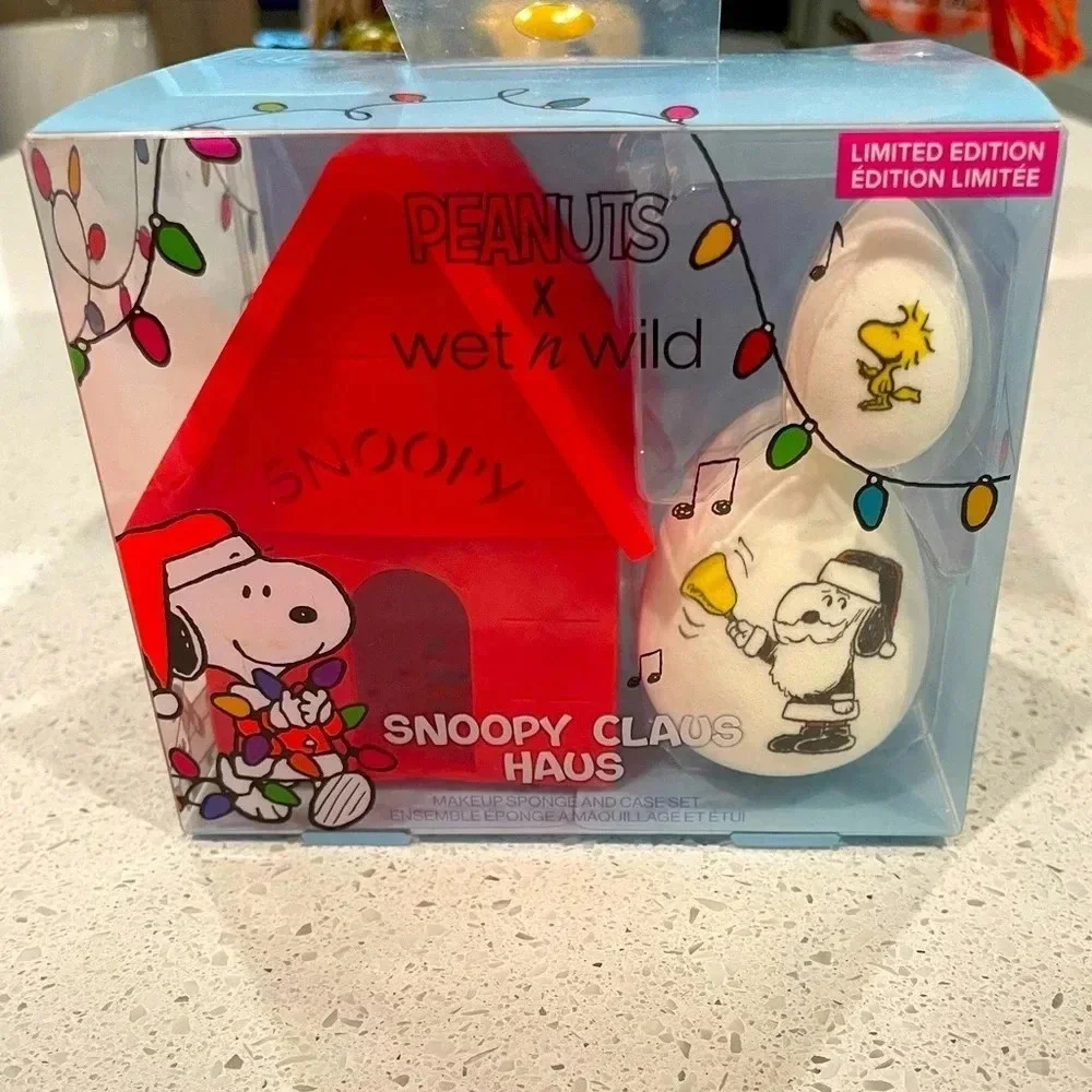 Wet n Wild Peanuts limited edition snoopy claus haus makeup sponge & case set